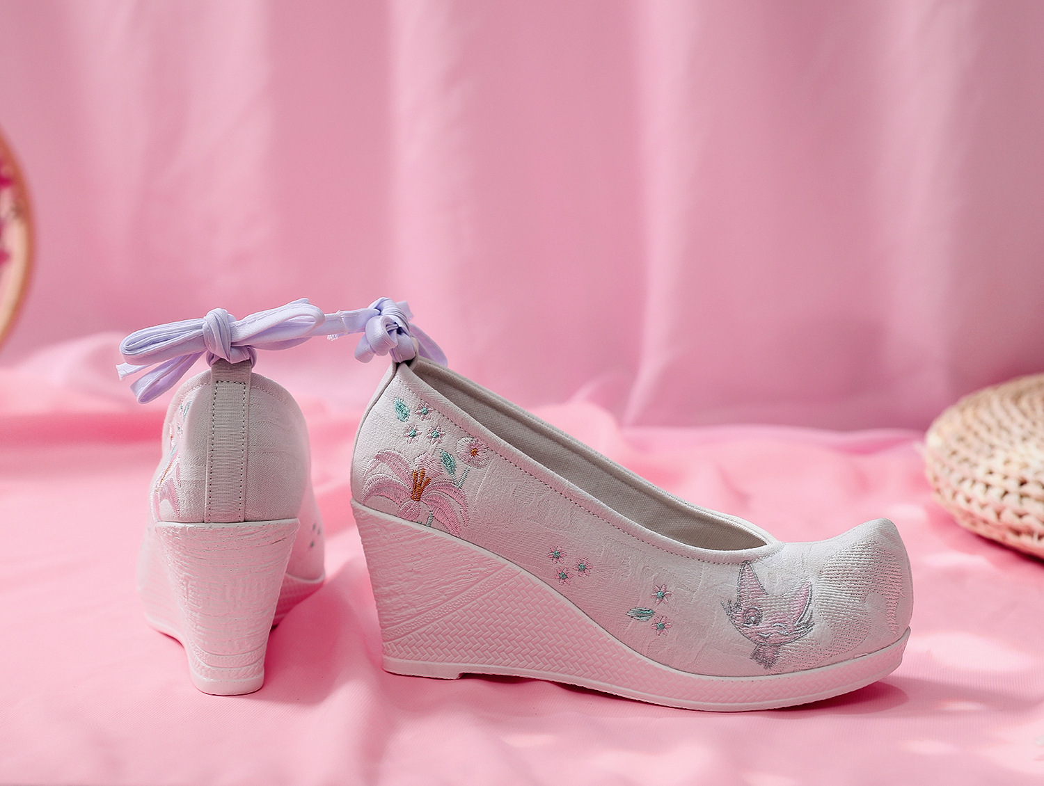 新款复古民族风绣花鞋女坡跟古装布鞋翘头汉服鞋子系带单鞋