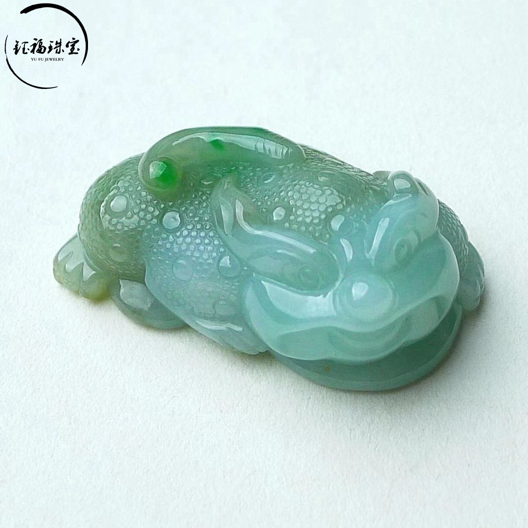 缅甸天然a货翡翠三脚金蟾雕刻吊坠挂坠冰糯飘绿种水足厂家批发