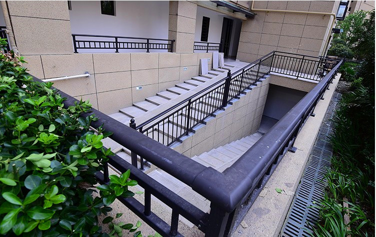 厂家定制高品质露天阳台围栏 楼盘室外走廊护栏 小区锌钢阳台栏杆