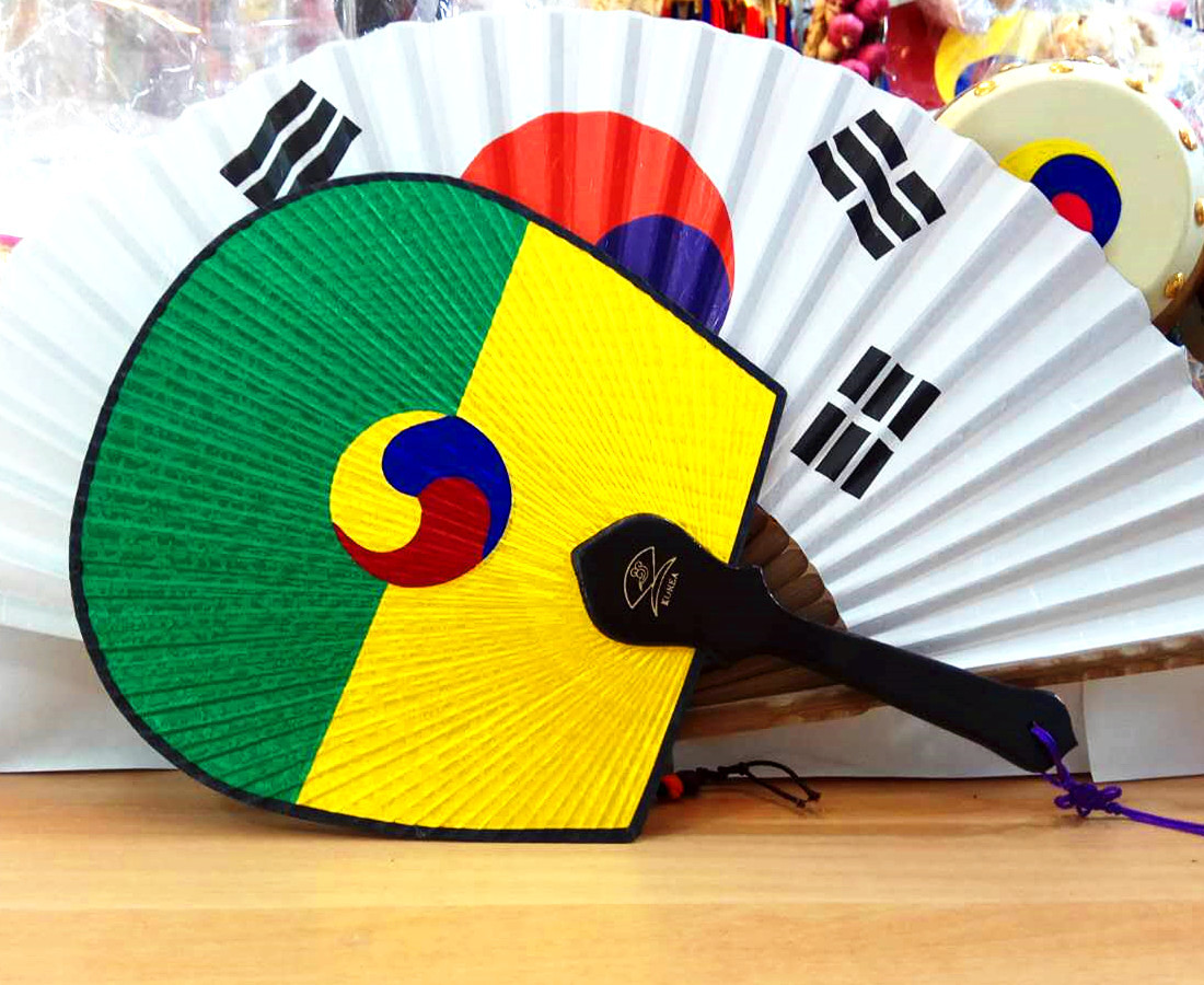 韩国民俗传统太极扇子绸缎布艺手工艺品家居餐厅墙壁挂饰校园礼品