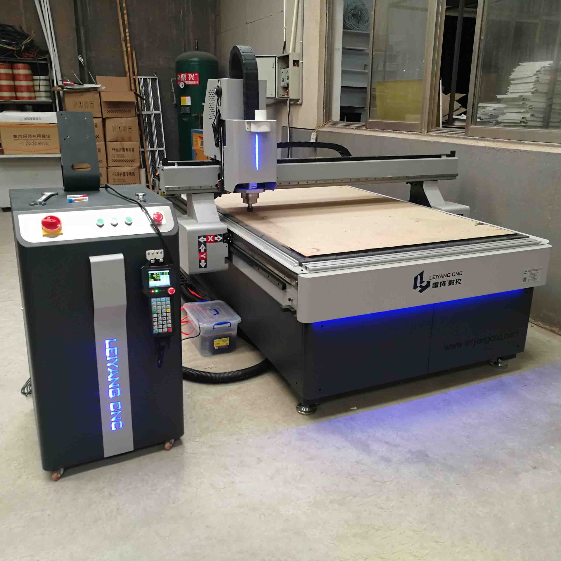 雷扬1325铝蜂窝板异形雕刻机铝塑板铝幕墙集成吊顶真空吸附雕刻机