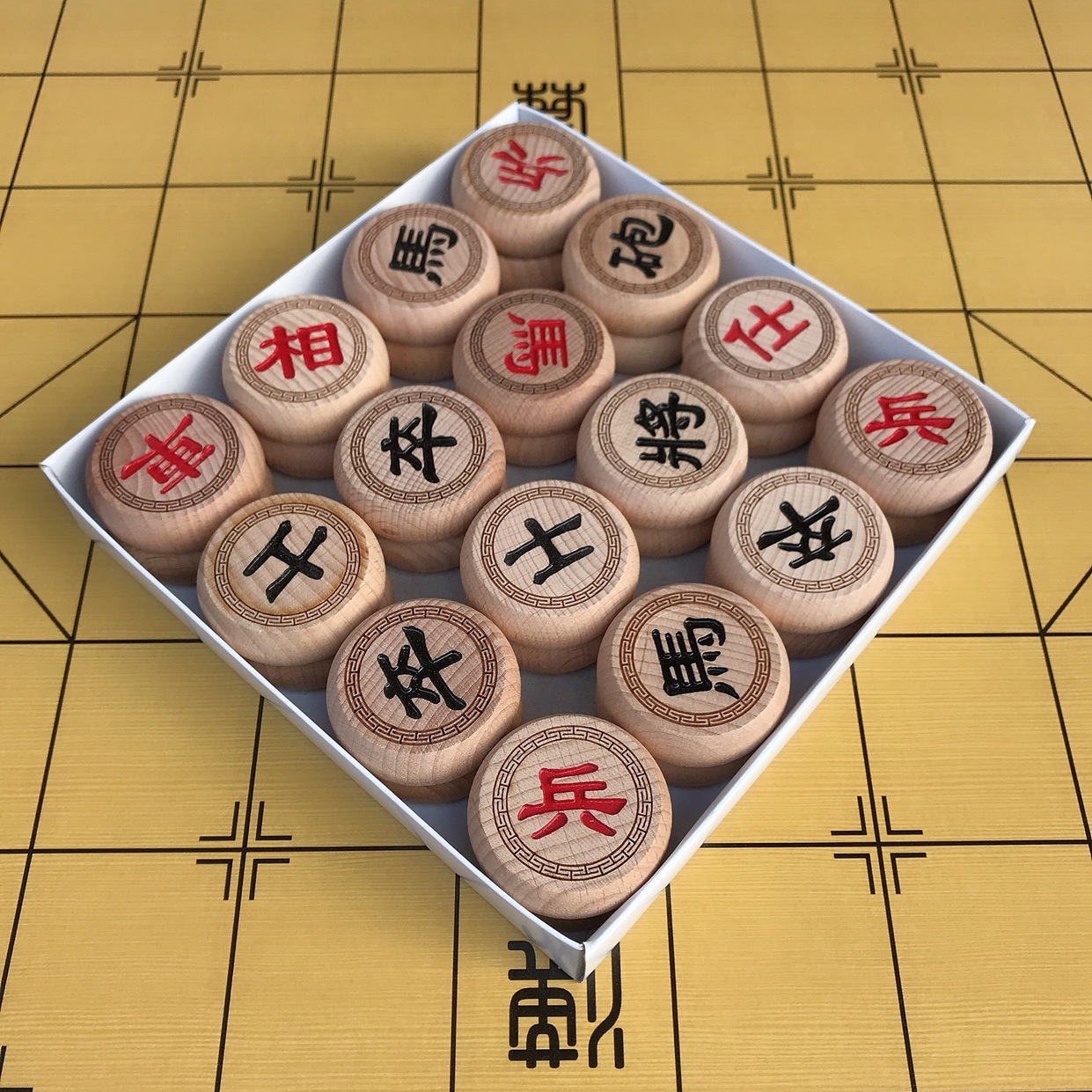 黑龙榉木象棋,有雕边和单边,雕边指棋子边上多有花纹