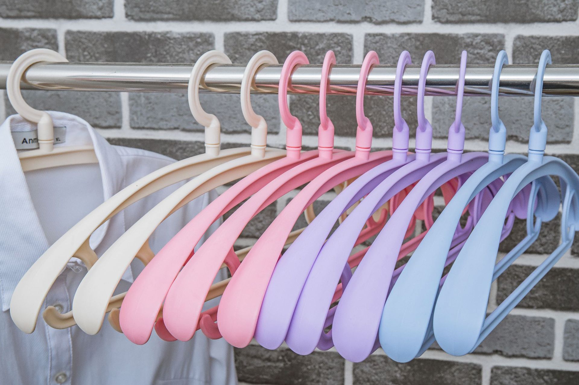 厂家批发塑料衣架 宽肩加厚室内衣架 家用衣柜晾衣架撑衣架日用