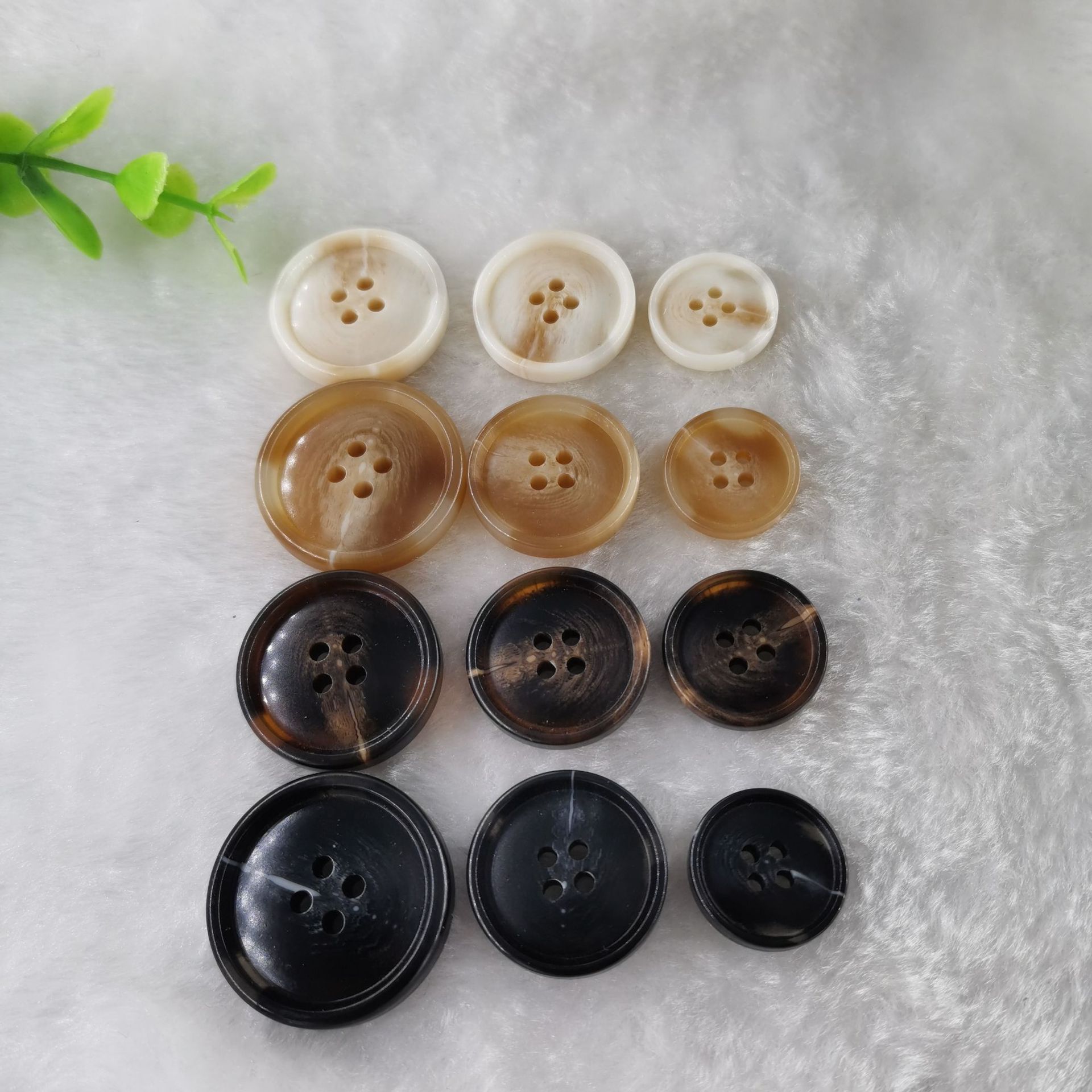 双面喷光仿牛角树脂纽扣机打不断四眼扣子现货批发