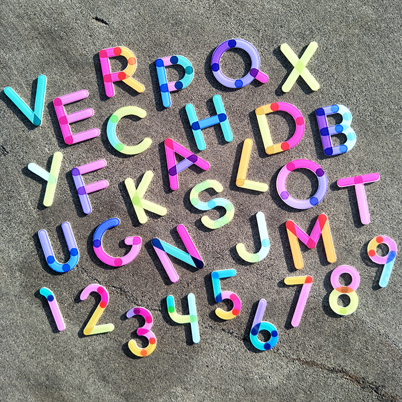 能逗y104 制作26个英语字母胸针卡通数字号码胸牌亚克力徽章制作