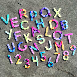 能逗y104 制作26个英语字母胸针卡通数字号码胸牌亚克力徽章制作