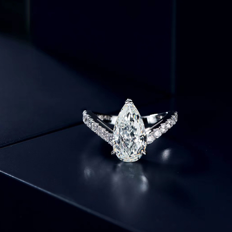 网红晚晚同款奢华水滴钻戒梨形进口高碳钻纯银婚戒女仿真钻石戒指