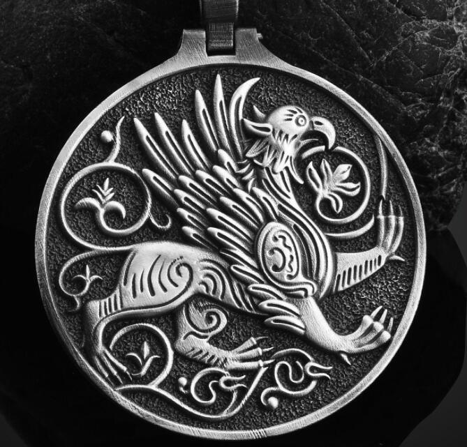 跨境热销希腊神话狮鹫护身符吊坠男士项链复古图腾毛衣链外贸新款