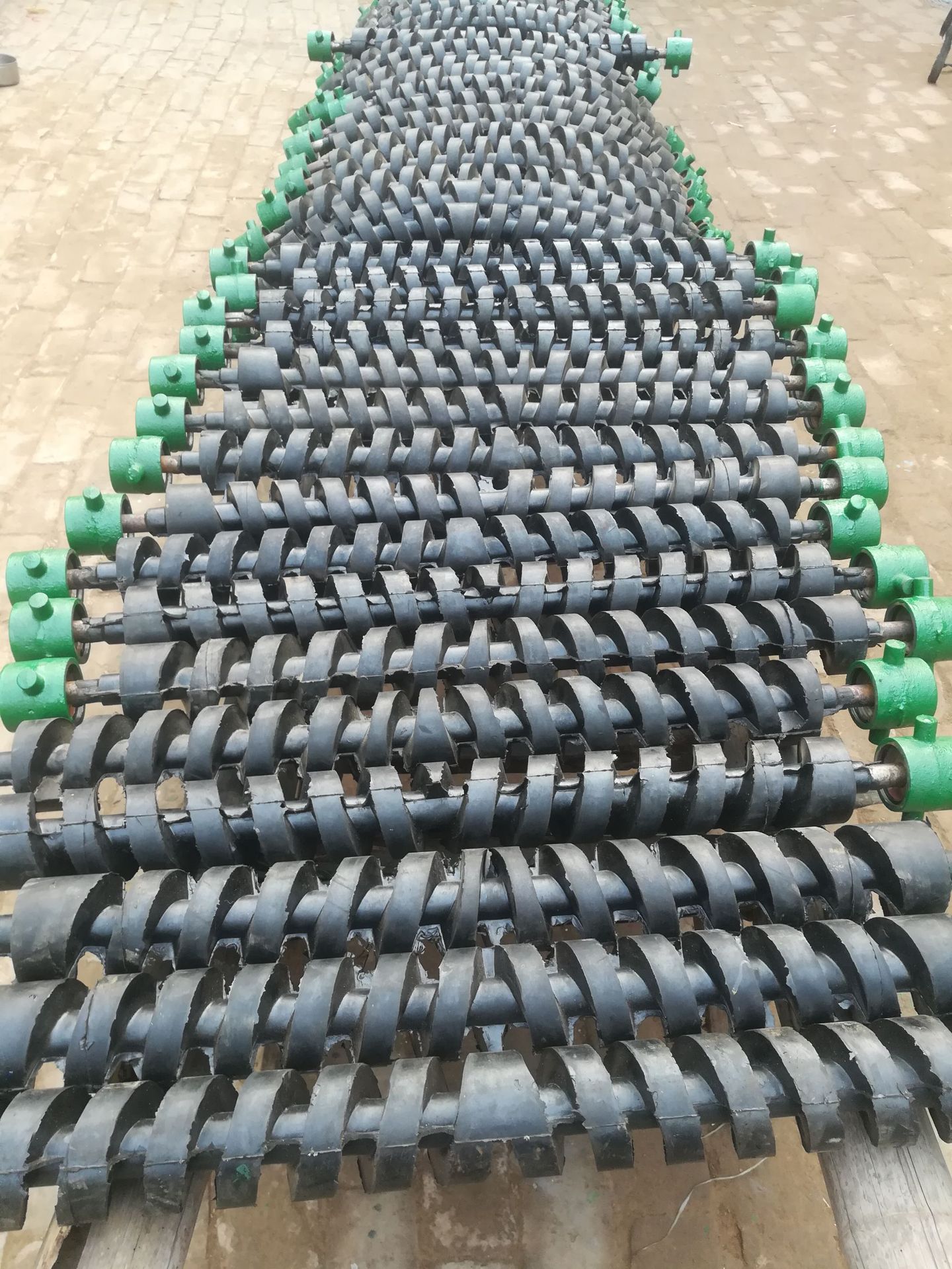 厂家供应双向螺旋托辊输送机清扫橡胶软托辊800皮带机下直辊