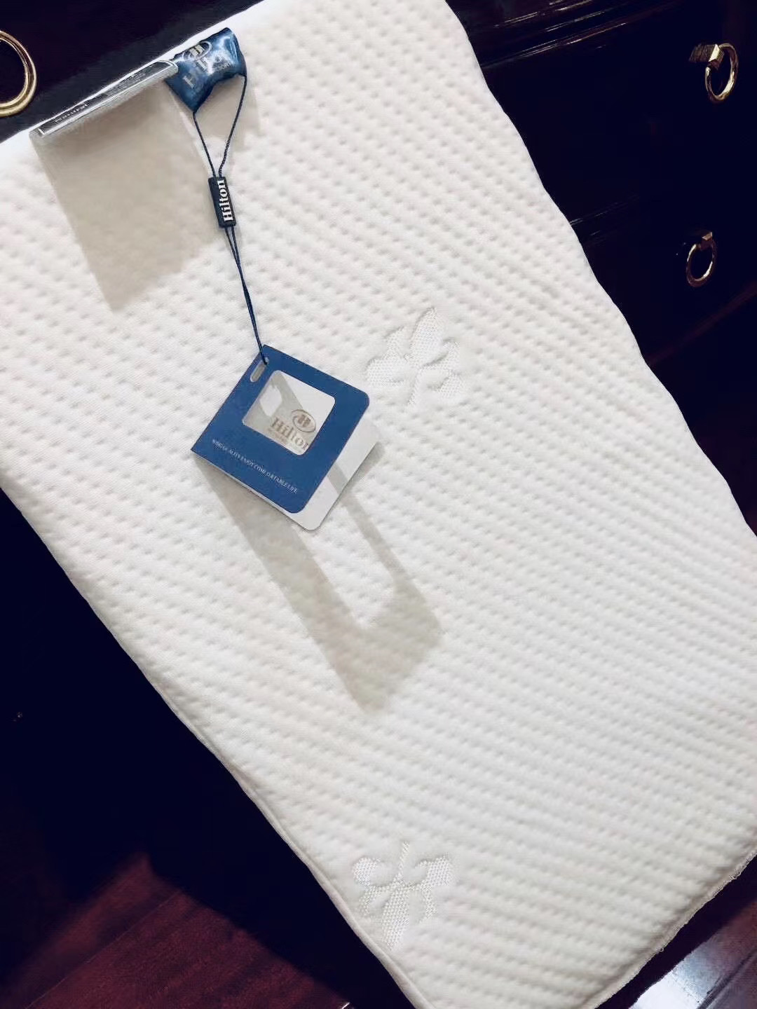 【工厂现货】希尔顿乳胶枕hilton天然乳胶枕头芯护颈透气枕头代发