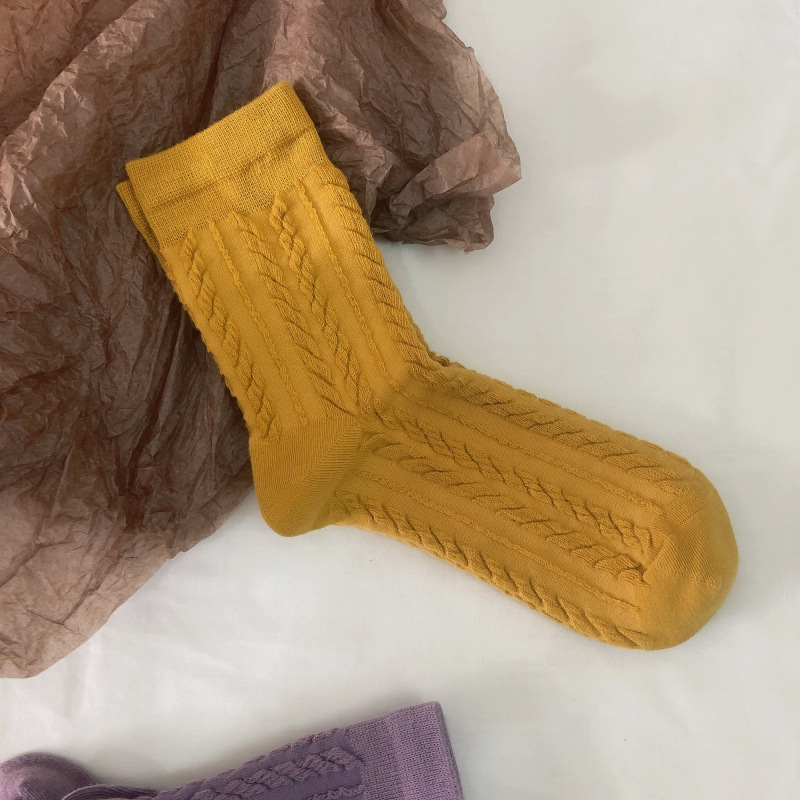 富有浪漫小情怀简单纯色系,在花纹上构思麻花纹,樱草色,很多青春元素