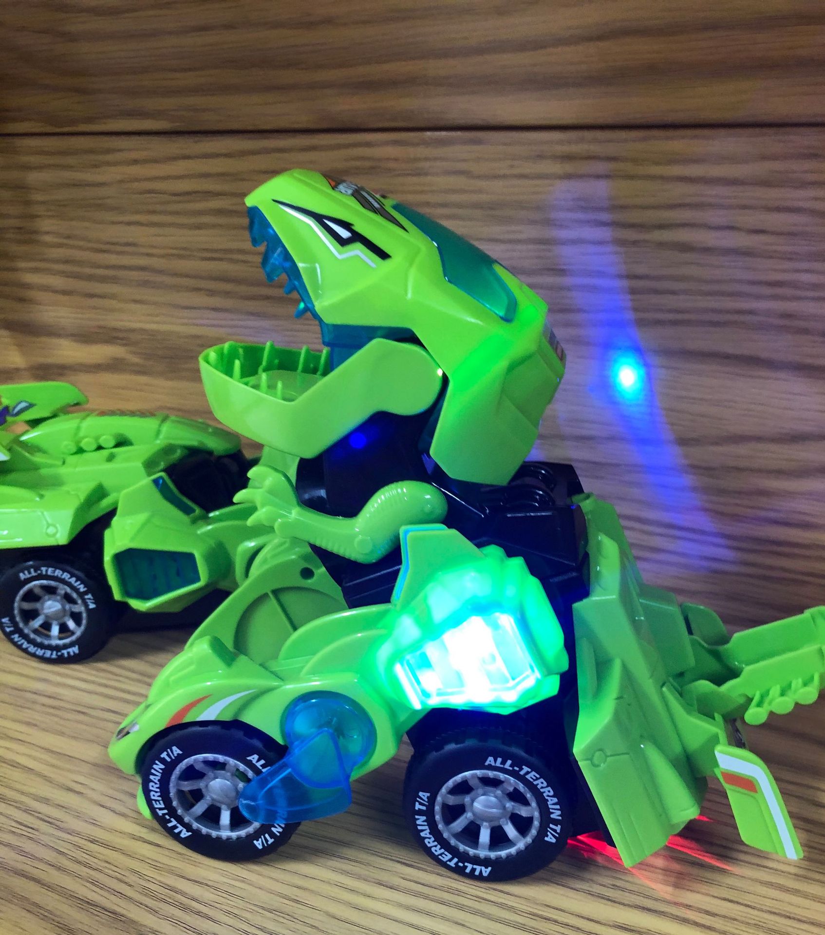 72盒/箱(蓝,红,绿混3色)【产品名称】跨境变形恐龙战车产品信息订货