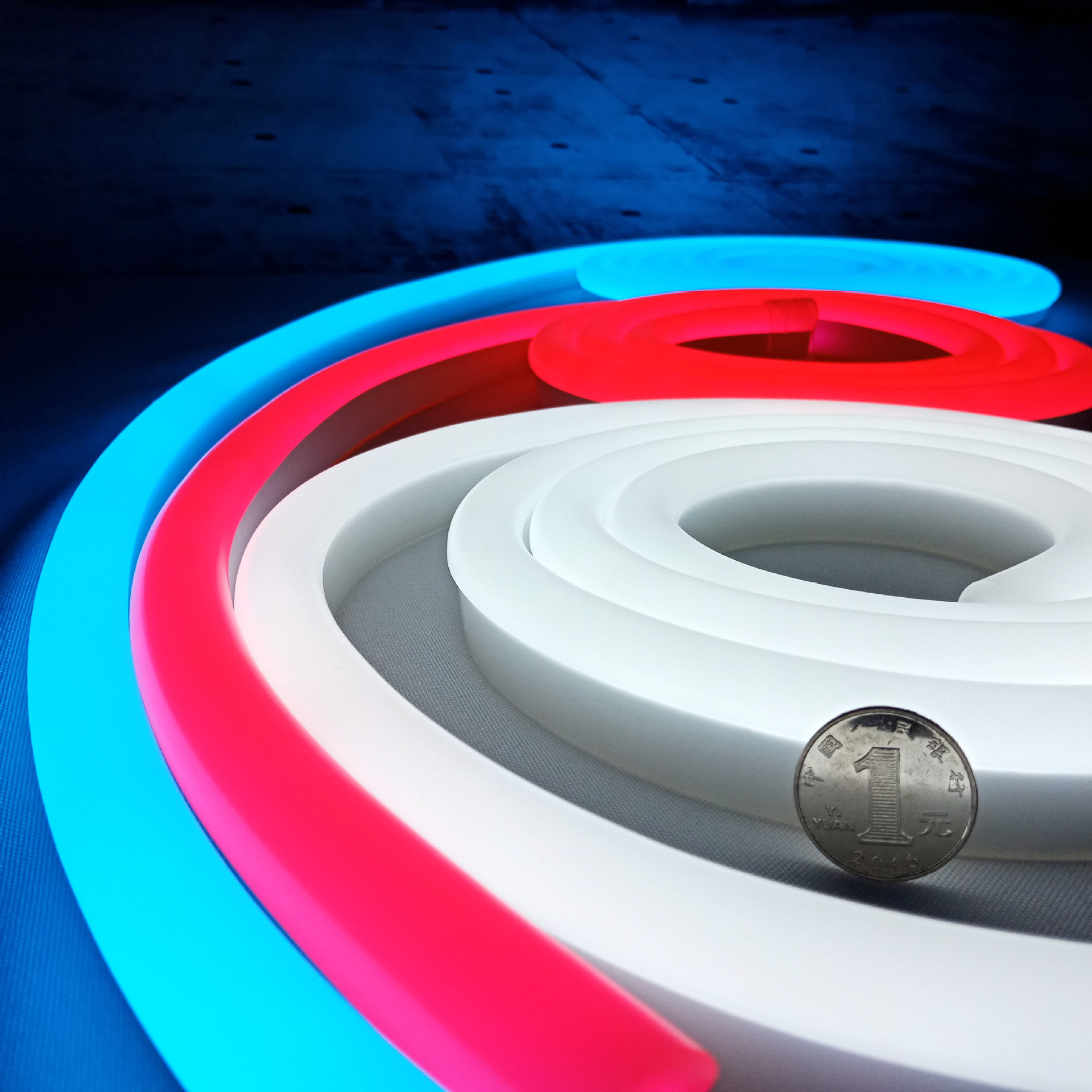 新款12v硅胶柔性霓虹灯带 定制2835低压防水15mm软条幻彩led灯带