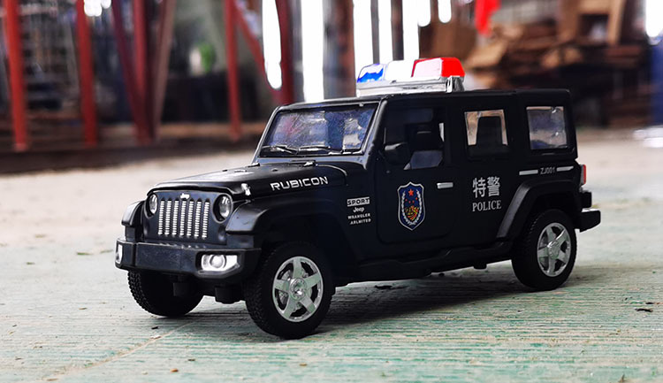 宝思仑1/32吉普警车回力声光越野车仿真金属车开门男孩玩具66052