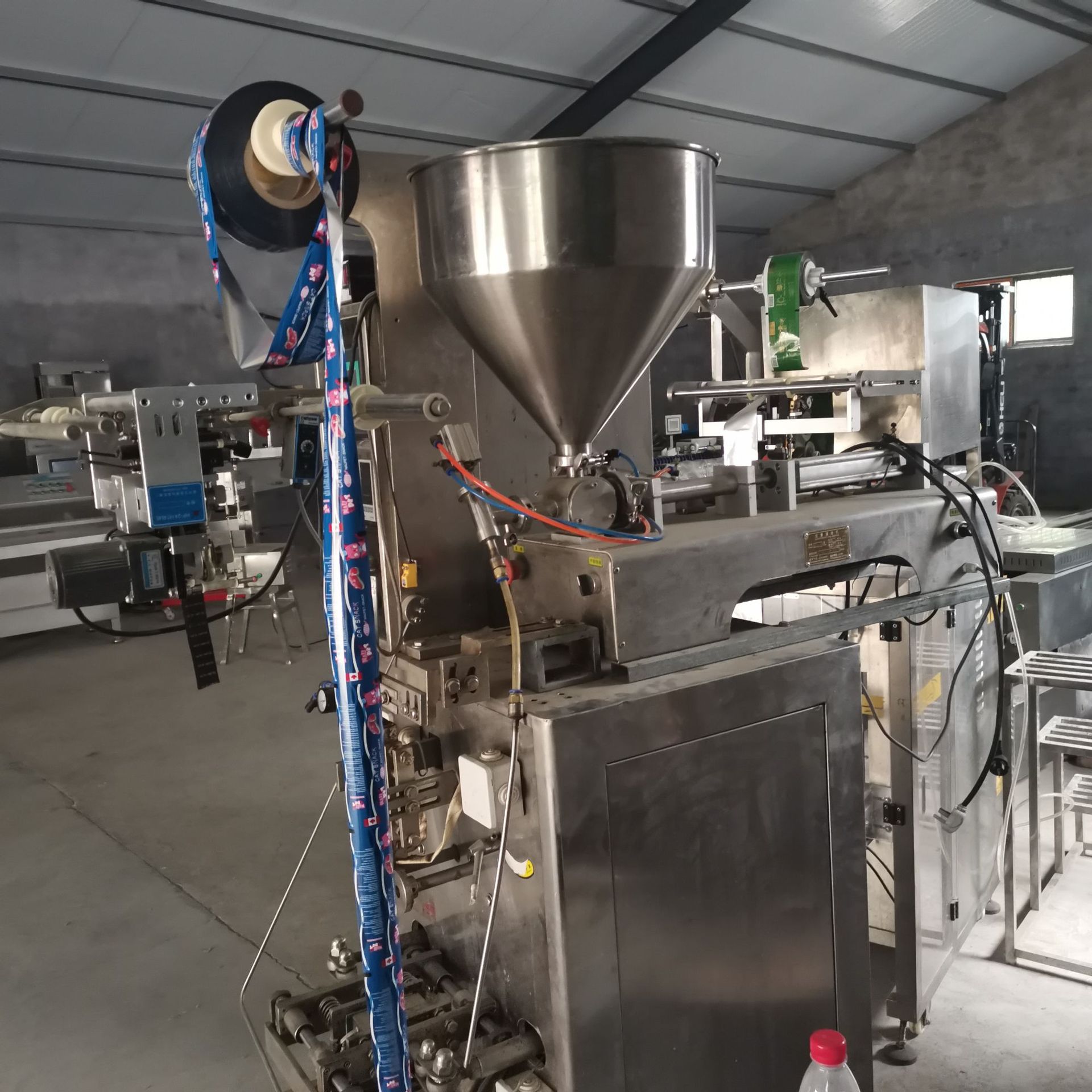 二手定量灌装机商用食品调料灌装设备半流体酱类方便面料包灌装机