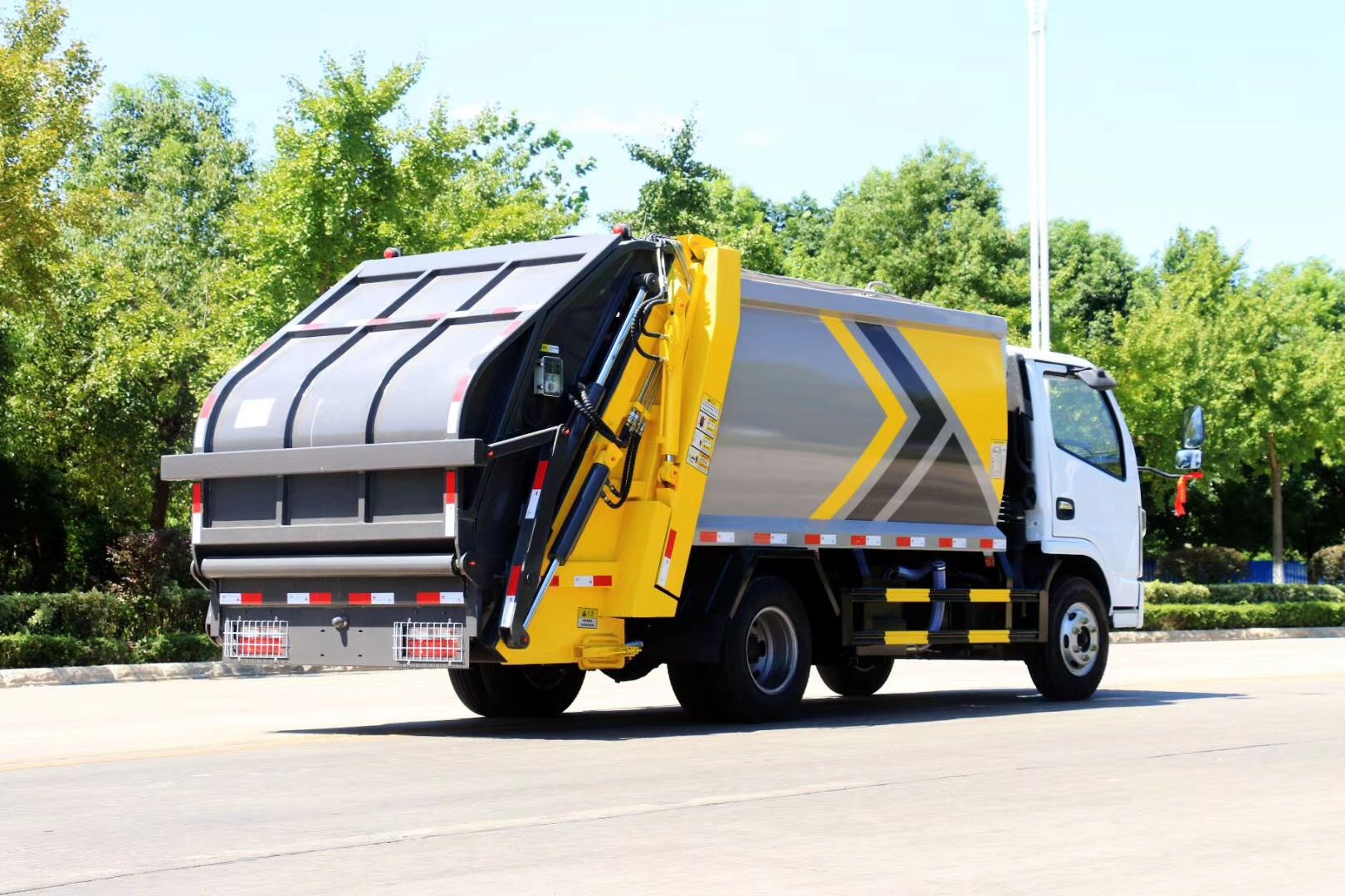 国六东风5方压缩垃圾车 自装卸垃圾车 小型环卫垃圾车