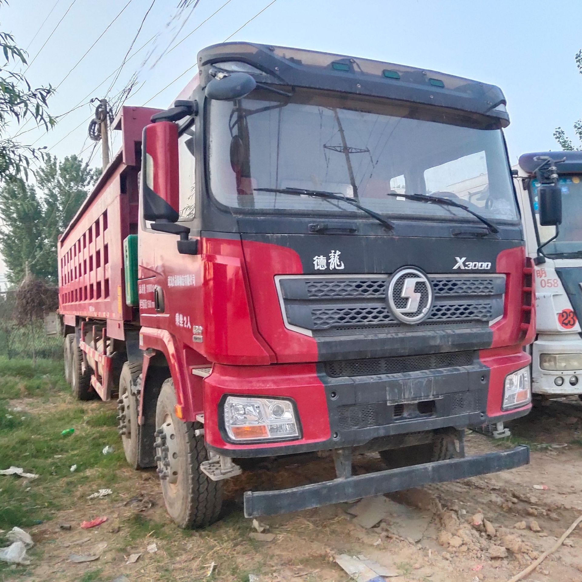 销售国五德龙前四后八自卸车价格430马力8.5米大箱全手续支持分期