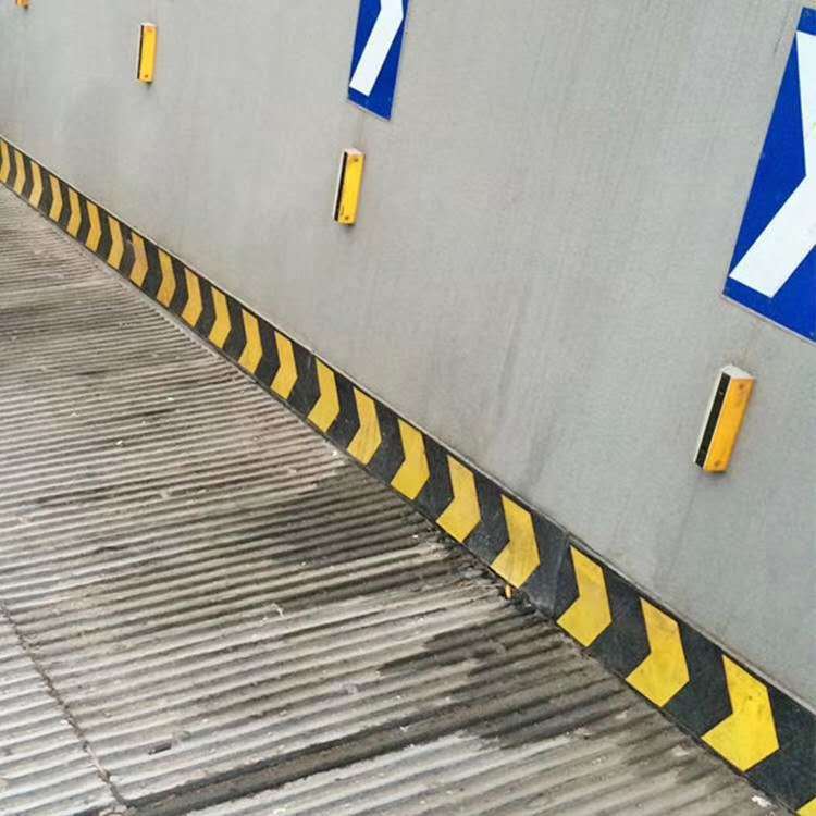 橡胶导向标 橡胶方向指示标墙角贴角线车库反光地角保护线诱导标