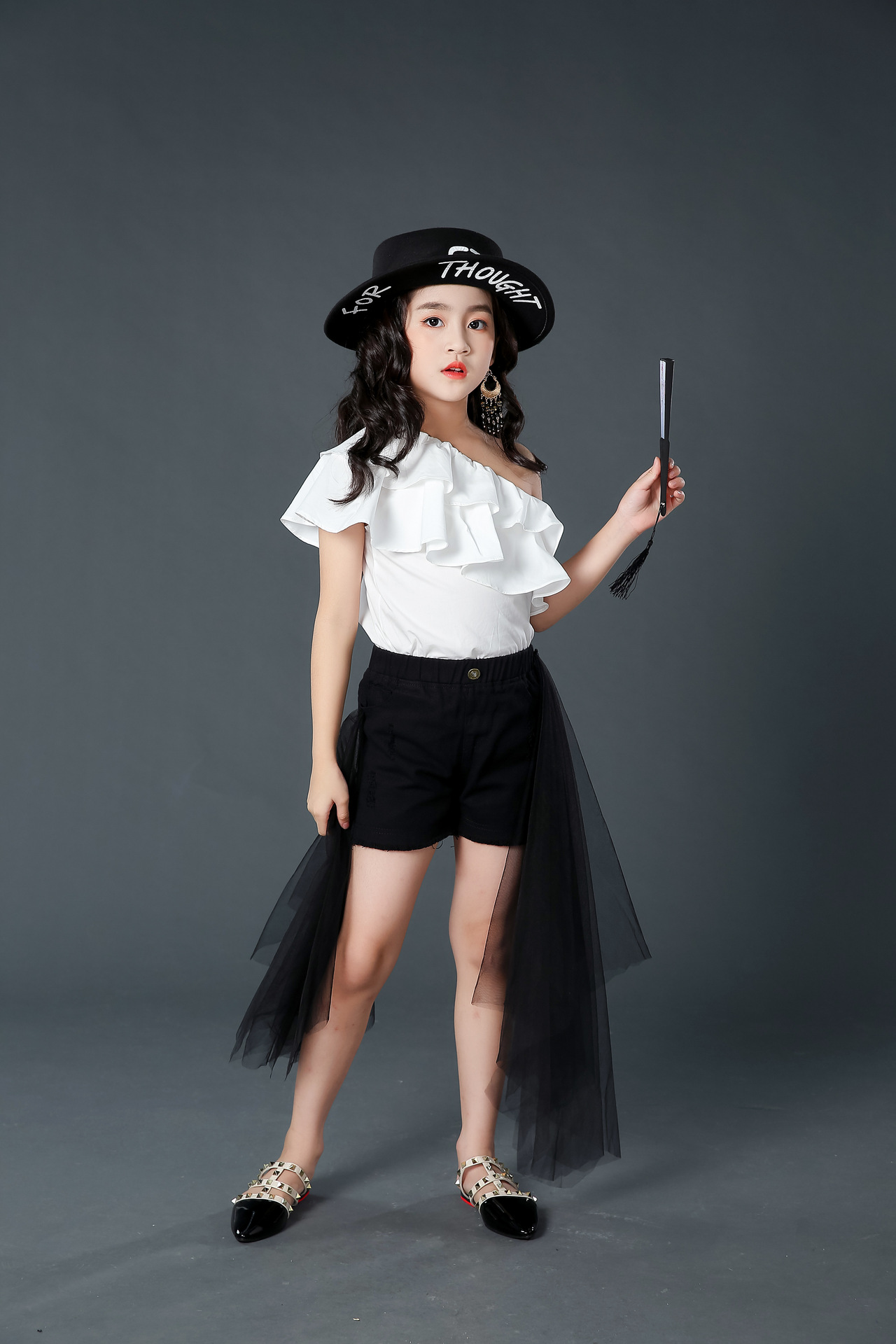 女童荷叶肩走秀潮服时尚儿童模特比赛演出服黑白色车模摄影酷礼服
