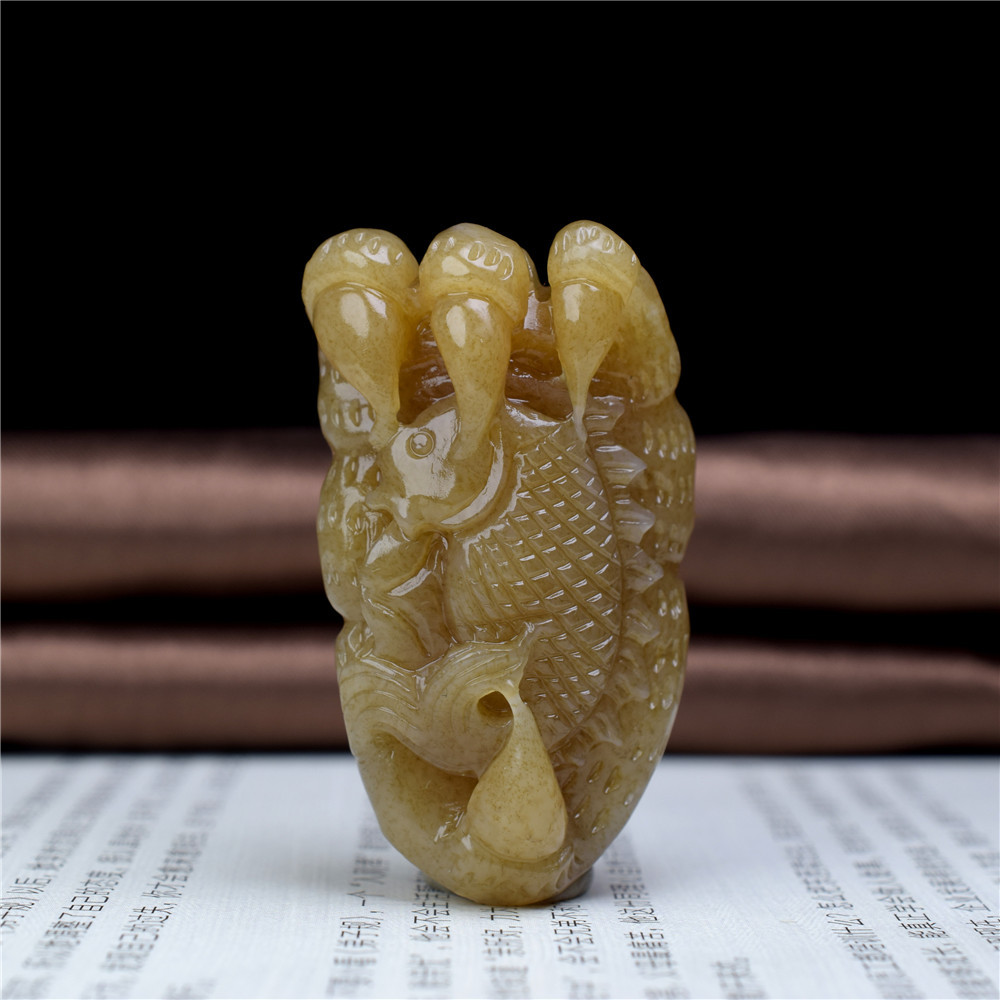 和田玉抓住机遇挂件批发糖玉吊坠熊掌鲫鱼双鱼玉佩玉石人物杂件