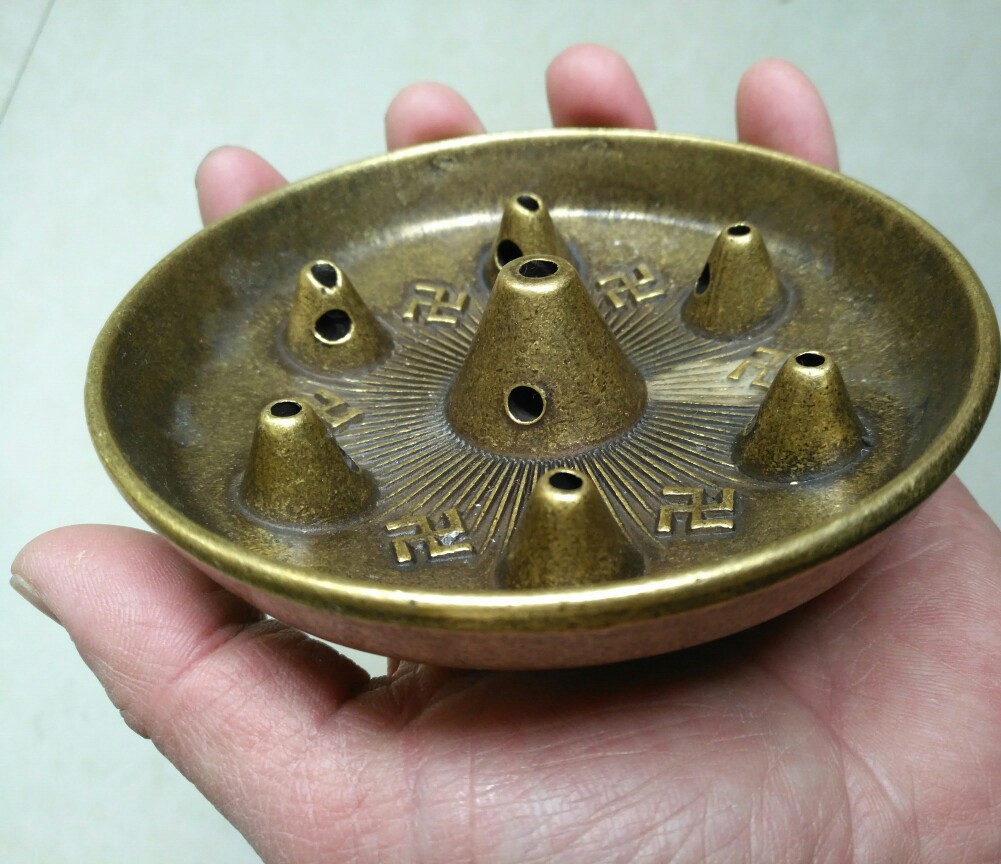 直径约118厘米高约45厘米铜铸三脚七星灯