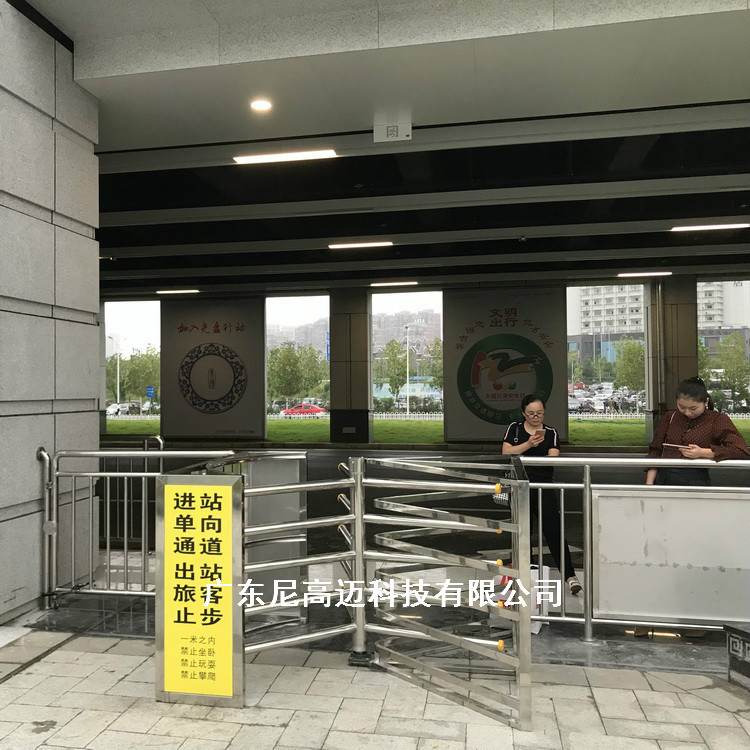 单向门厂家直供半全高栅栏转闸门 手动单限门 绍兴火车站出口转闸