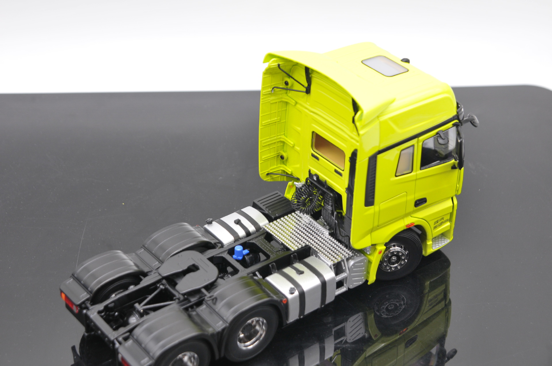 爆款厂家 解放j7 1:24牵引拖头牵引车工程车模型卡车车模跨境收藏