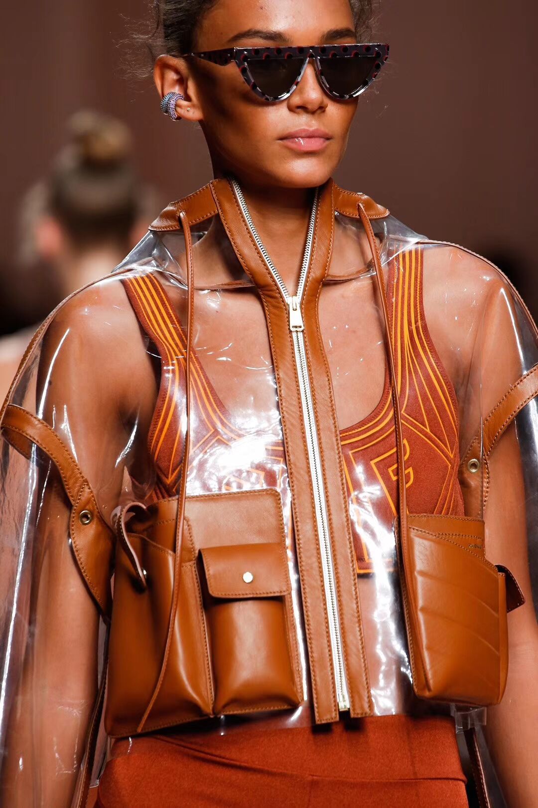 欧美大牌走秀款2020秋冬时尚个性皮料拼接透视连帽短款外套女潮