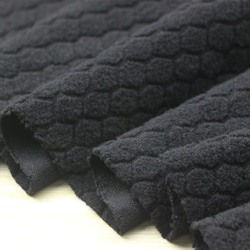 提花足球格摇粒绒夹克服装面料提花蜂巢六边形足球格单面摇粒绒布