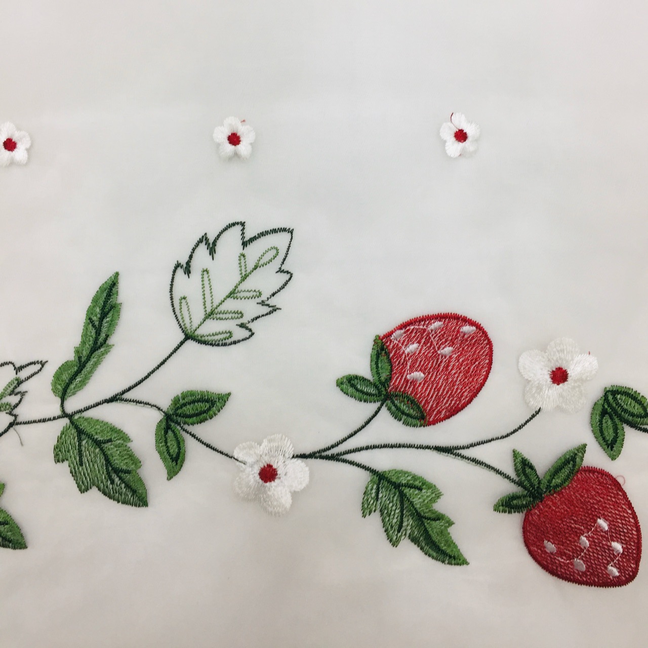 新品上架定位对称款 甜美草莓图案刺绣欧根纱蕾丝 大量现货供应