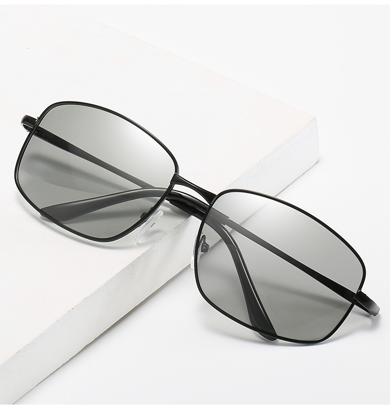 新款太阳镜男士方形中框复古墨镜女金属偏光镜弹簧腿太阳变色眼镜