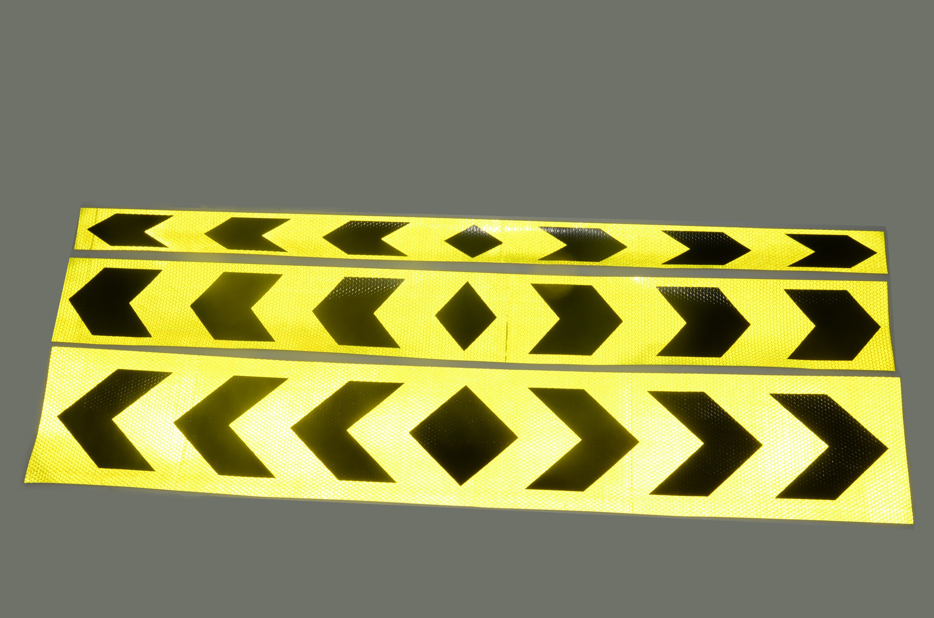 批发反光箭头导向标 pvc双向箭头导向标 偏黄黑箭头反光车身贴