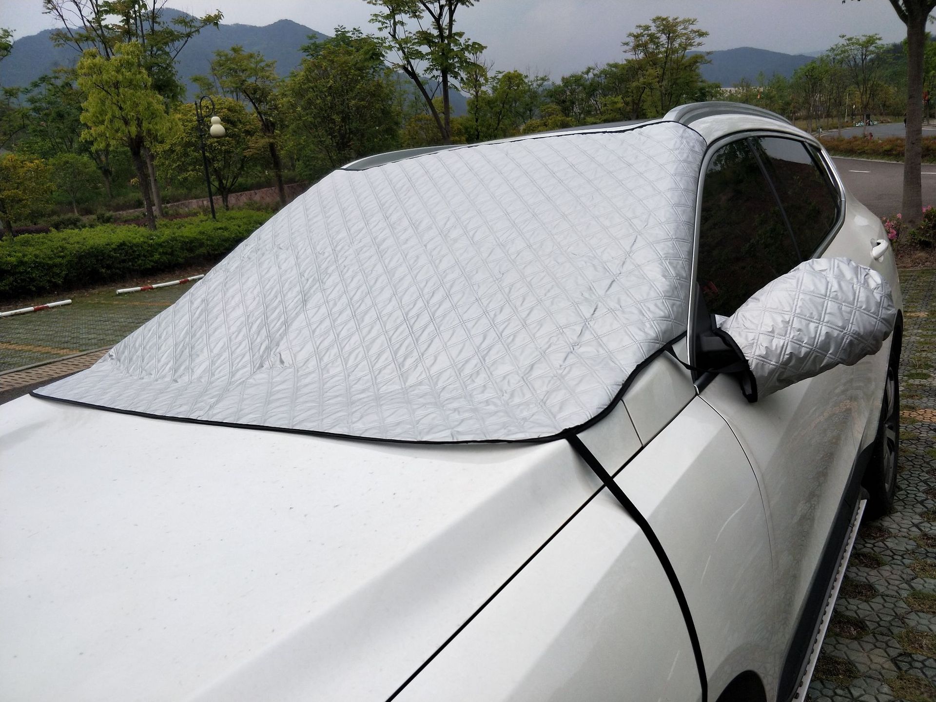 汽车遮阳挡新款厂家批发轿车suv款涂银布三层夹棉半罩