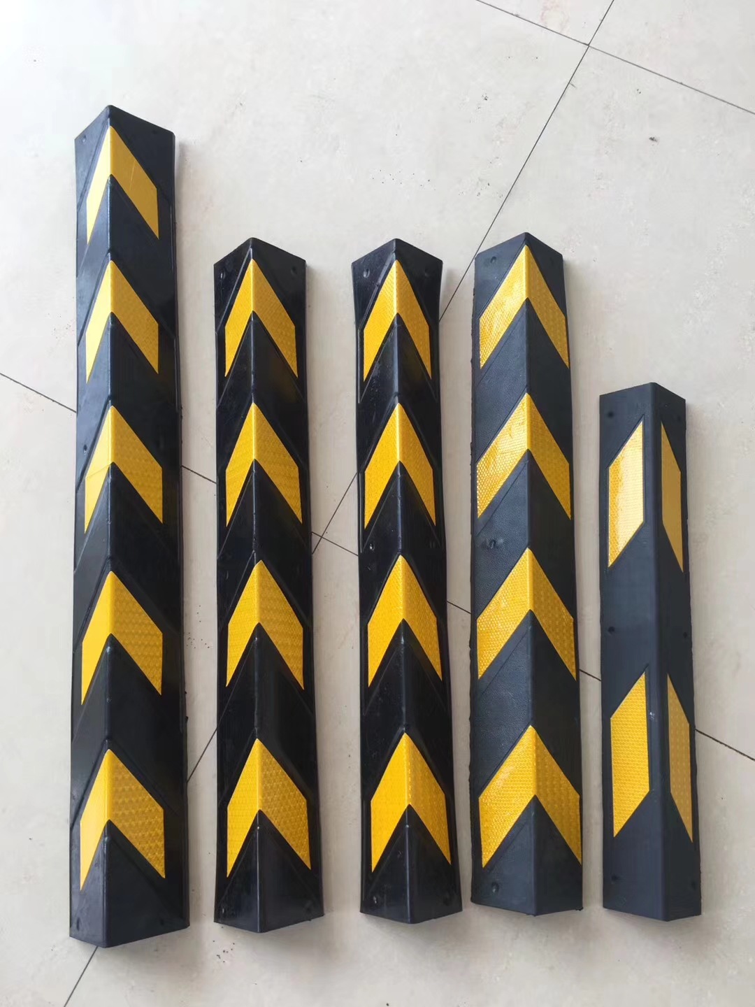 800车库橡胶护墙角防撞条停车场护墙角条反光护角条交通设施