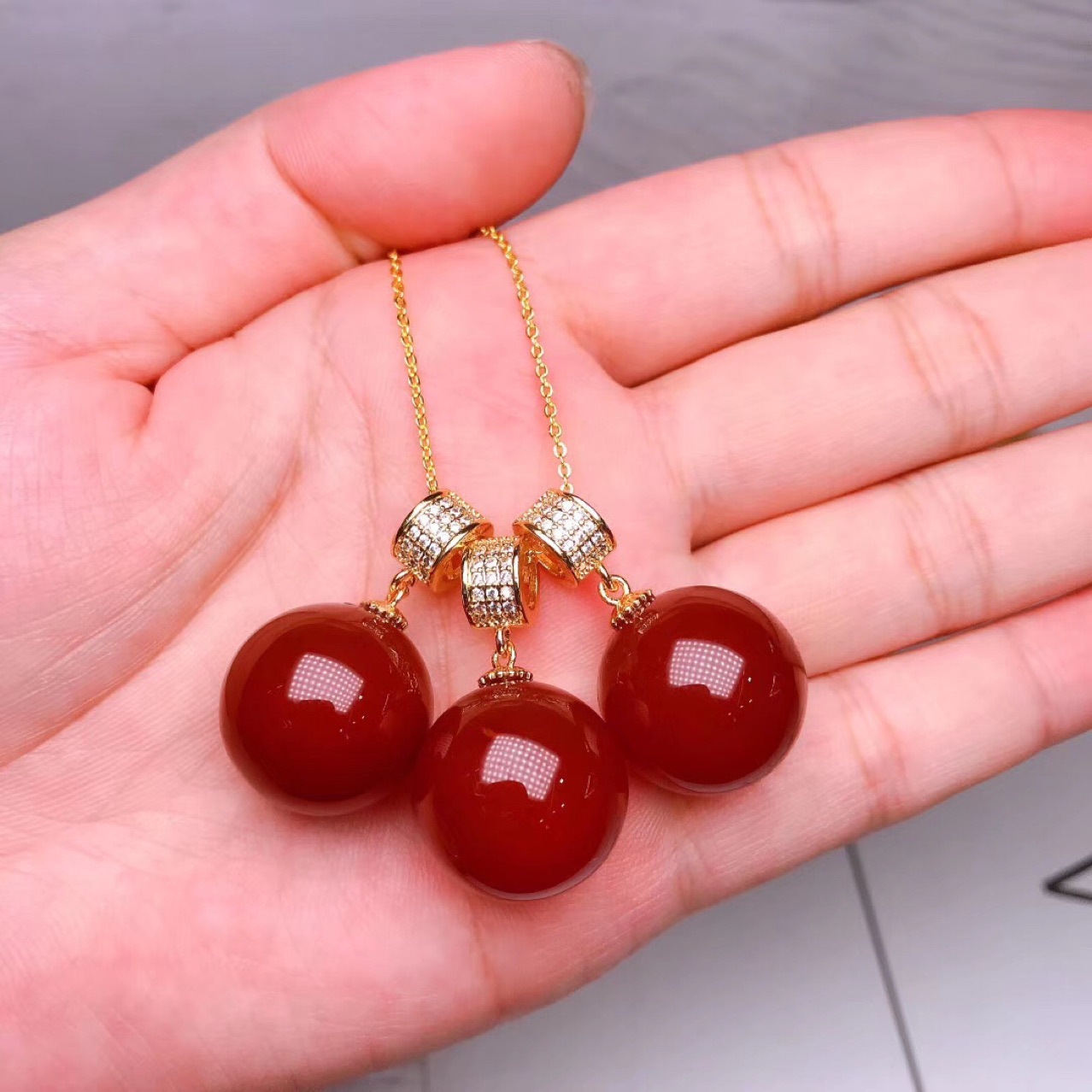 天然保山南红吊坠冰红玛瑙圆珠款吊坠色泽红润直播跑量款厂家批发