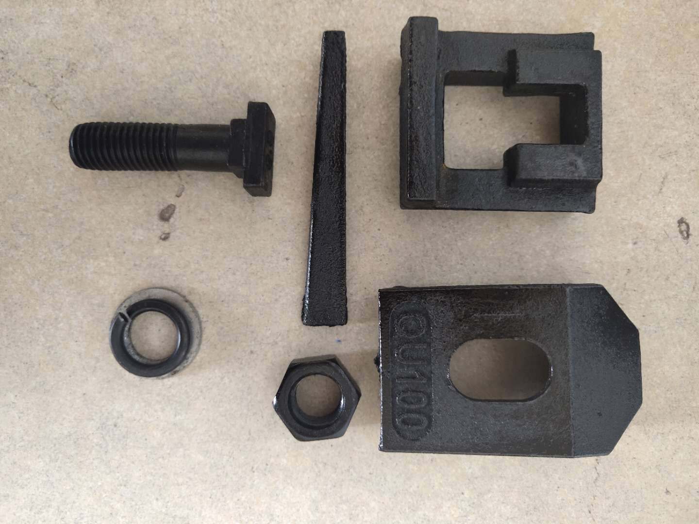 专业生产各种型号压轨器 全铸钢压轨器 qu100钢轨配套使用-阿里巴巴