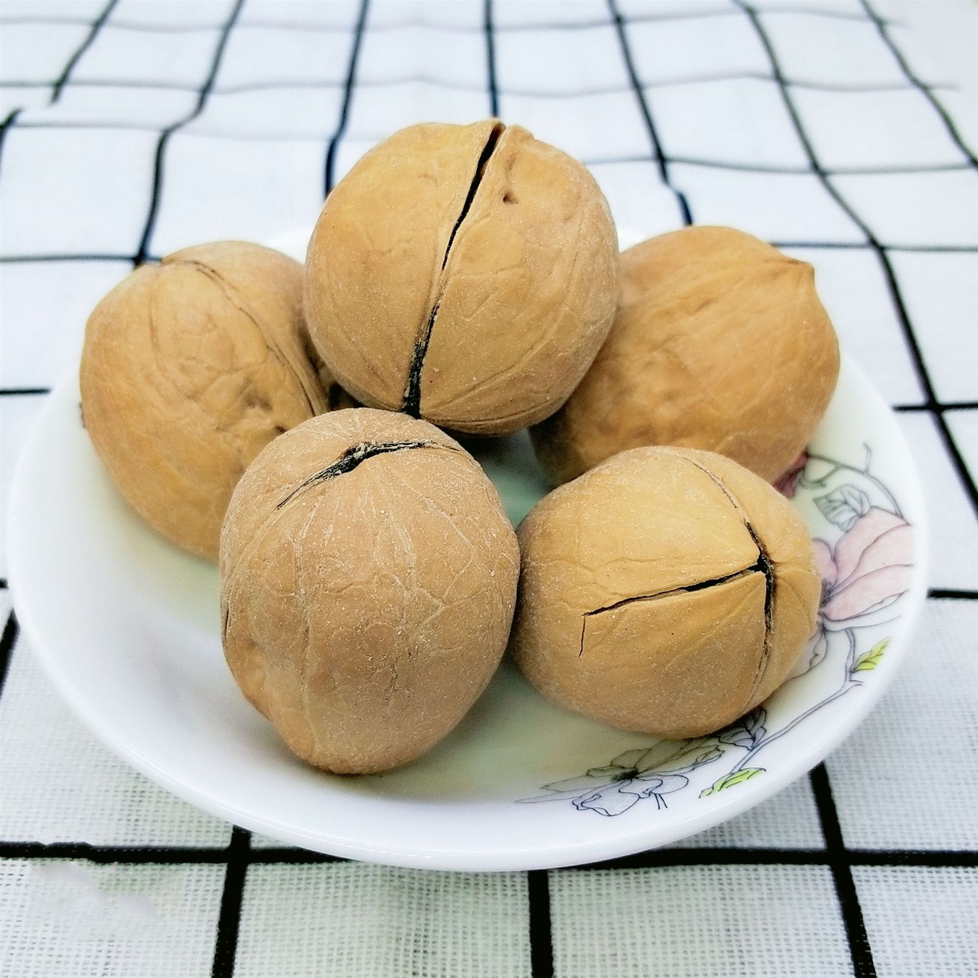 新疆特产薄皮盐焗纸皮熟核桃奶香味核桃草本核桃大量批发-阿里巴巴