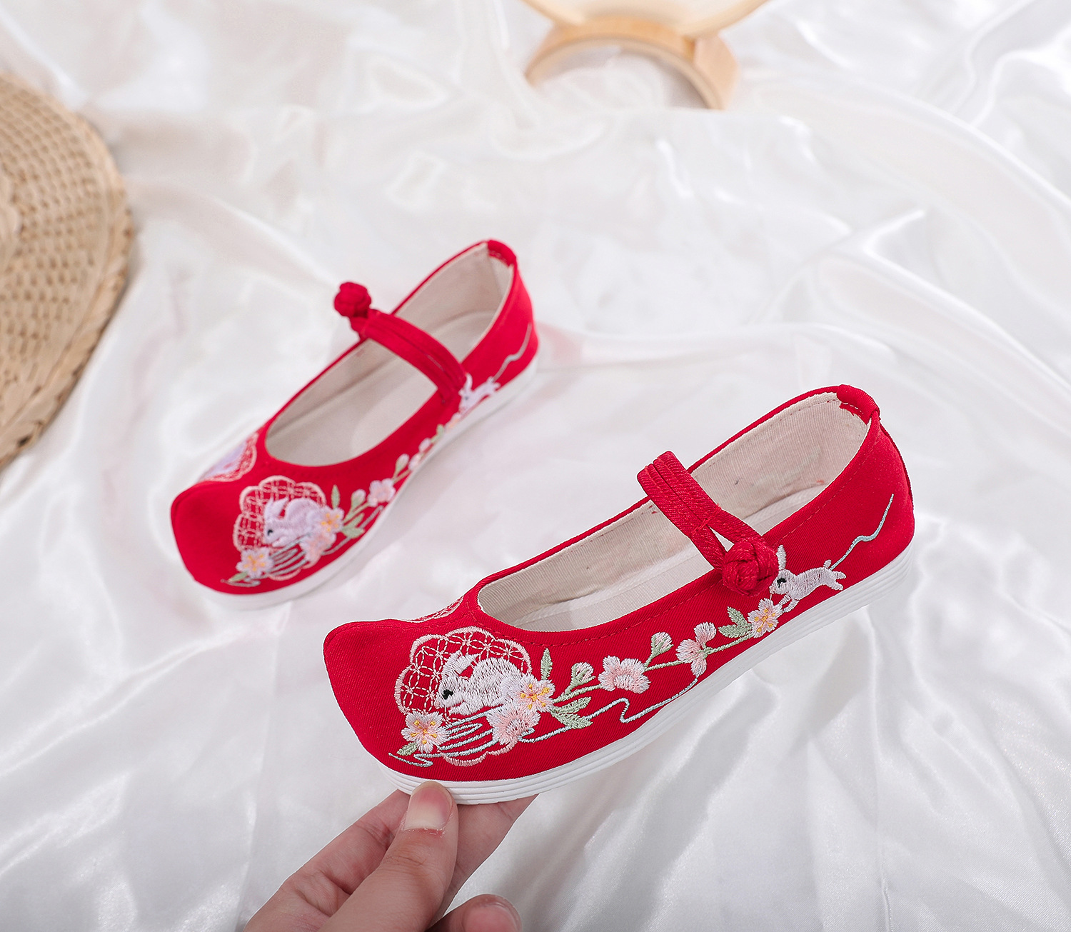 汉服女童绣花鞋老北京儿童手工布鞋民族风古装学生鞋舞蹈刺绣童鞋