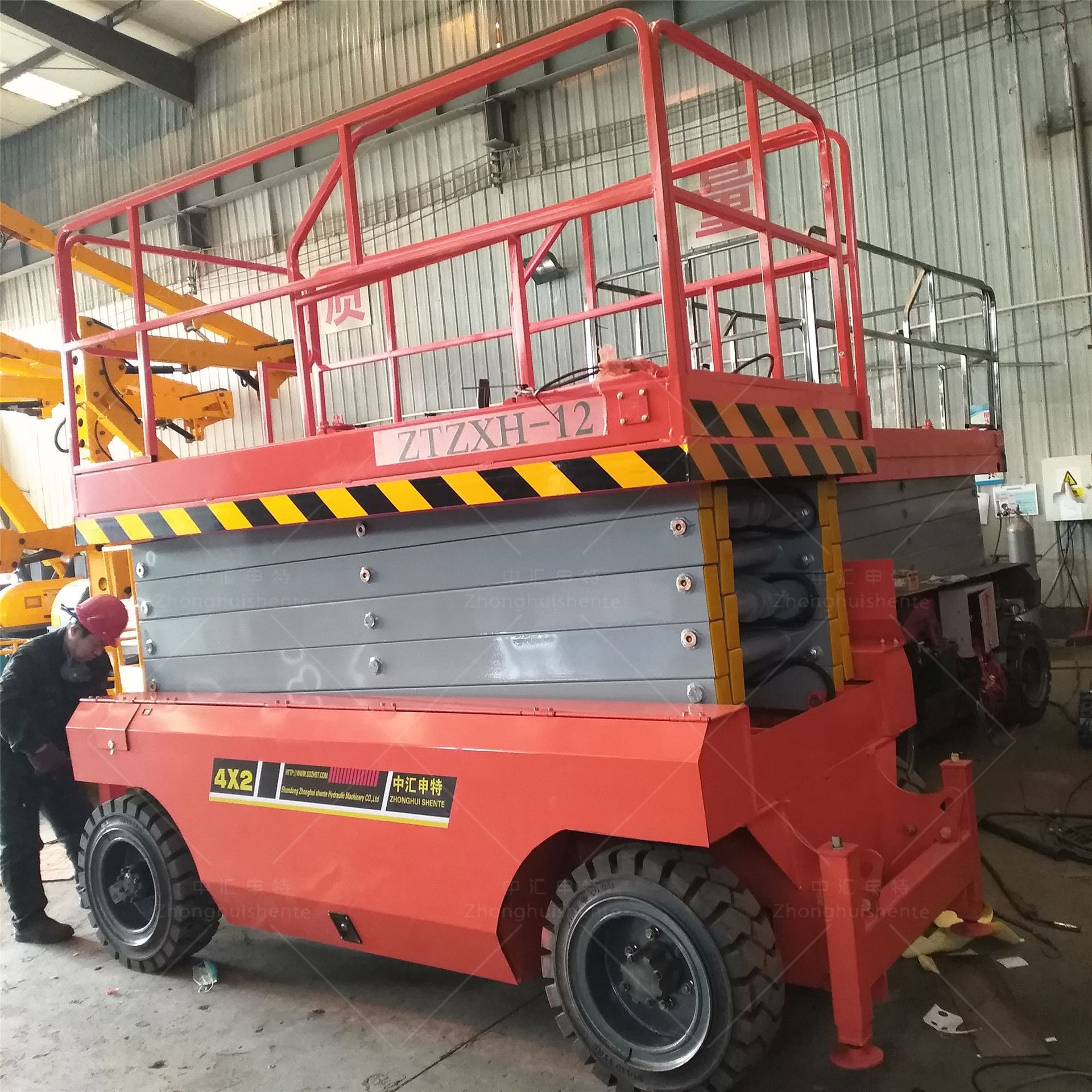 越野大轮胎 自行剪叉升降车 特殊定制 电动/柴油动力 12米 自行式