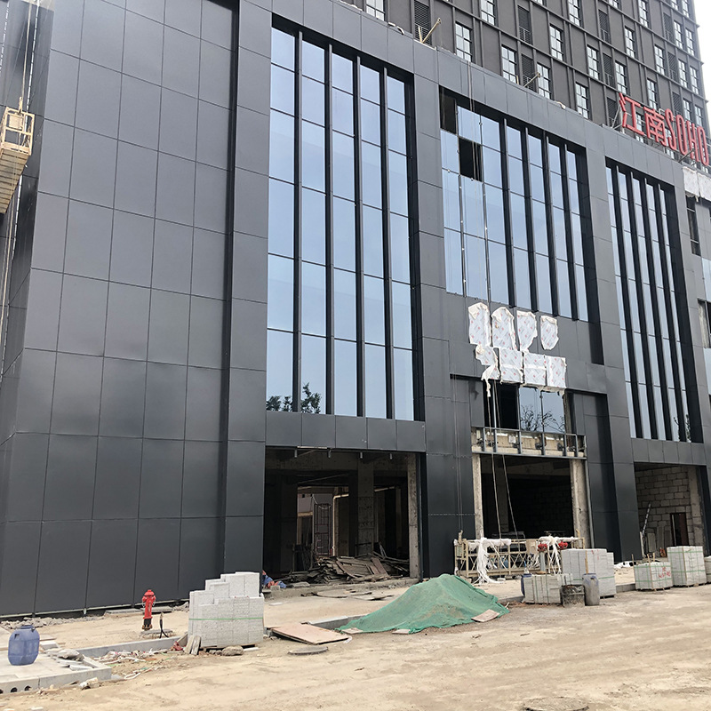 铝单板是采用高强度单层铝板材为基材,再经过数控折弯等技术成型