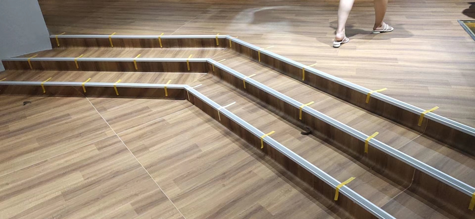 厂家直供铝合金防滑条楼梯扣角楼梯包角楼梯防撞护角止滑防护