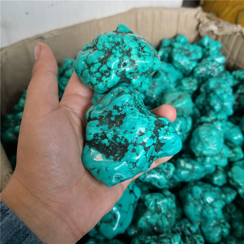 天然菱镁矿绿松石随形吊坠毛料男女款原石项坠水滴手把件摆件