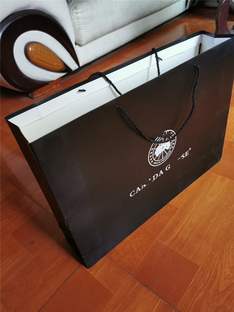 厂家专供加拿大实体鹅羽绒服手提现货购物服装包装黑白卡纸手提袋