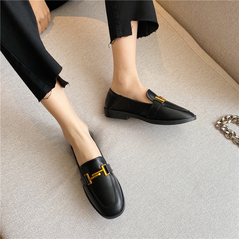 单鞋女2020年新款秋冬金属扣装饰圆头平底平跟英伦风小皮鞋