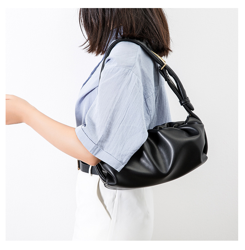 2020新款小ck胸包小众包包女软皮三角扣褶皱质感饺子包腋下云朵包