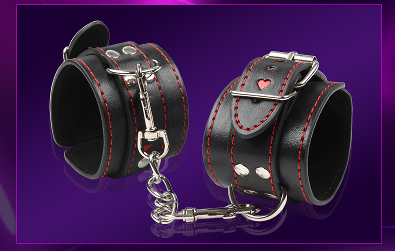 成人用品网店加盟代理黑色皮革情趣手铐爱心形另类性用品外贸批发