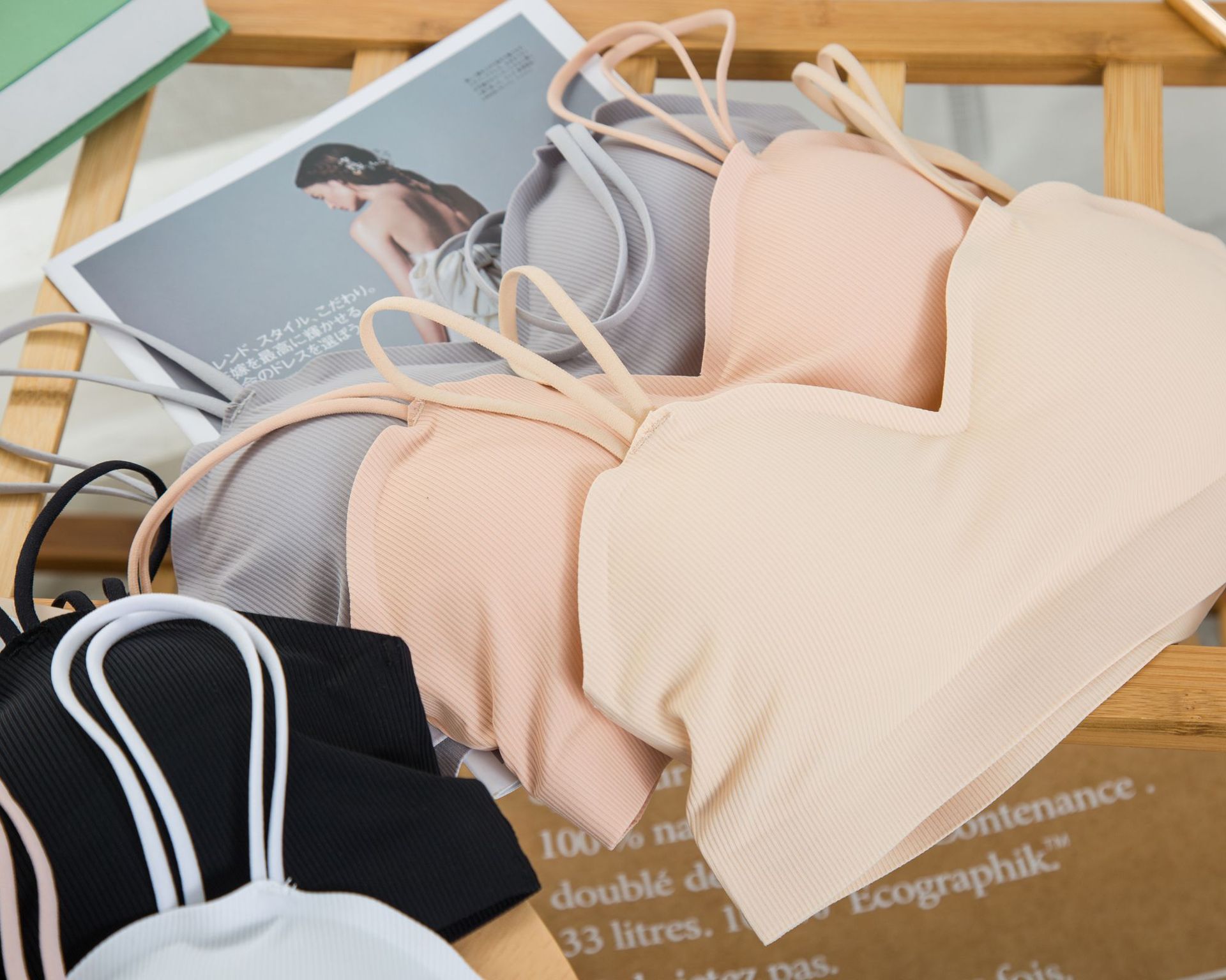 爆款直播网红无痕冰丝一片式抹胸加大码冰丝防走光背心带胸垫裹胸