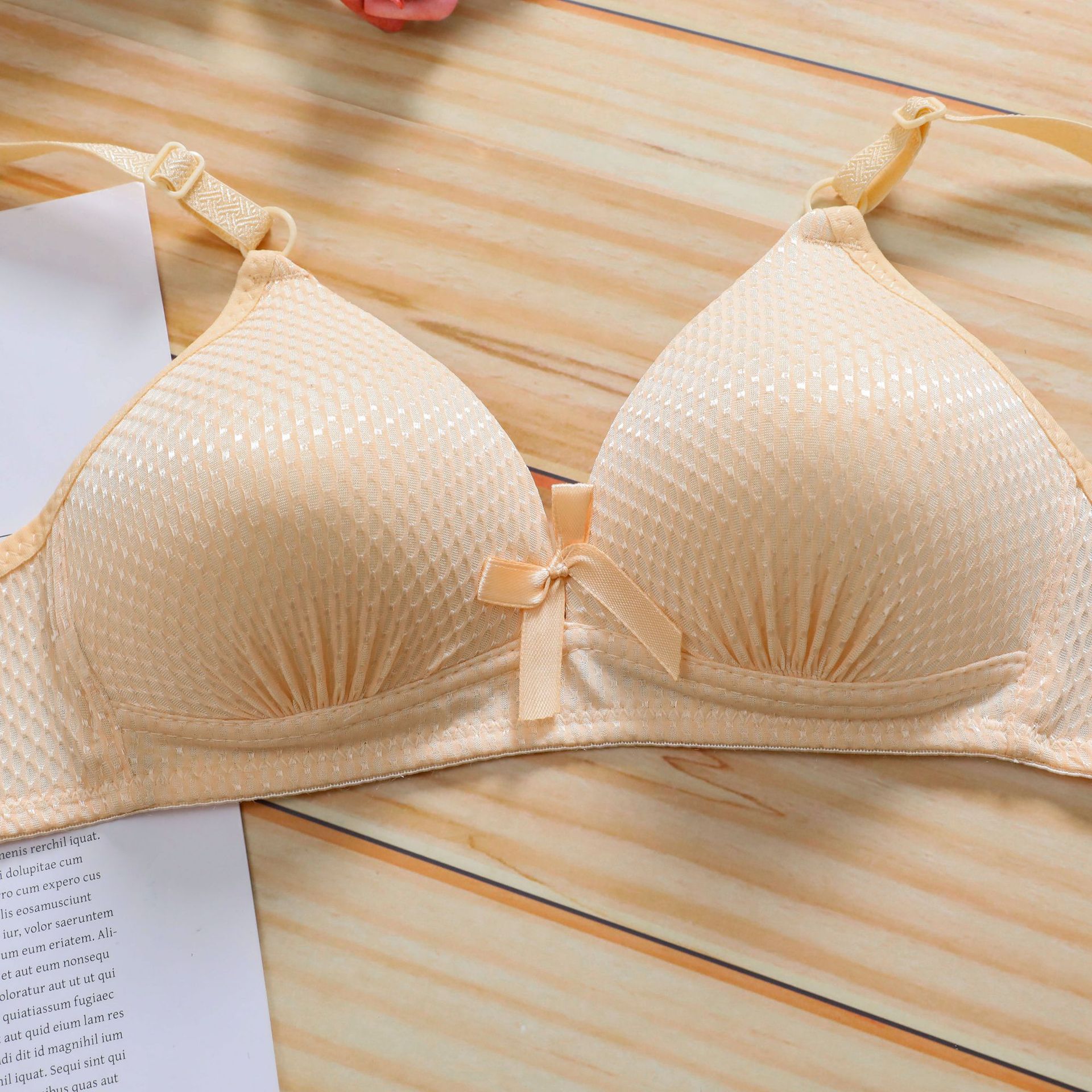 新款内衣女薄款大胸显小纯色简约型无钢圈光面透气青春少女文胸