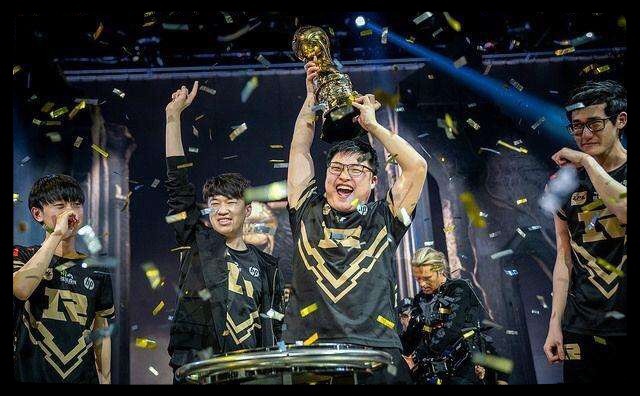 还能见他站在决赛舞台,亮起薇恩,场内响起战歌《silver scrapes》