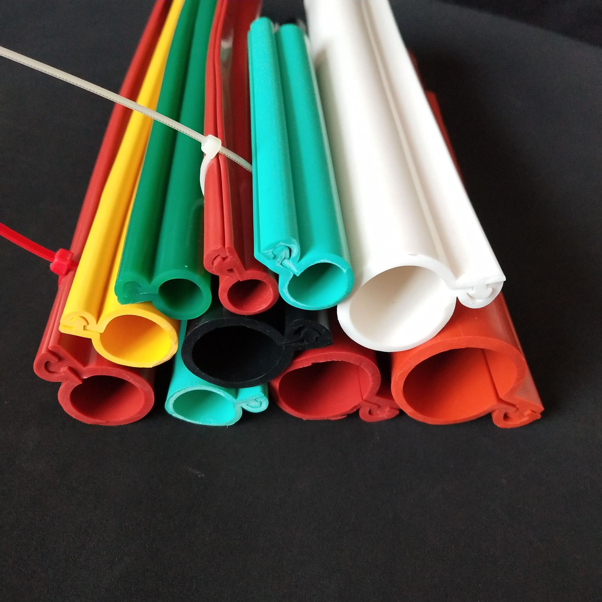 卡扣式硅胶密封条绝缘保护套裸铝线10千伏耐高压电缆防鸟绝缘套管